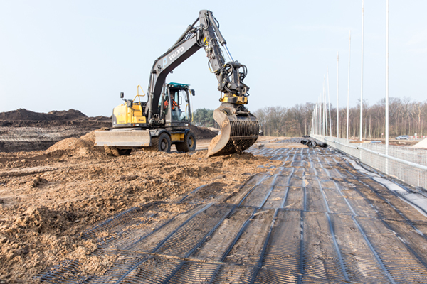 Steile wandconstructie met schanskorven High Tech Campus Eindhoven